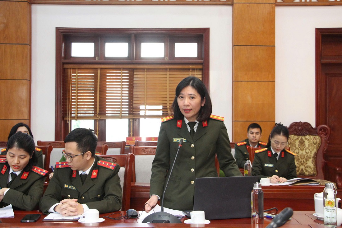 Báo cáo viên Phòng Hậu cần truyền đạt kiến thức tại lớp tập huấn