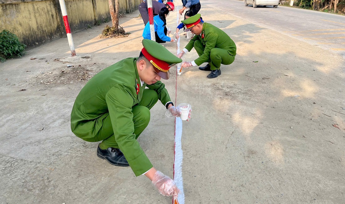 Công an xã Yên Trung kẻ vạch phân làn dừng, đỗ xe trước cổng trường