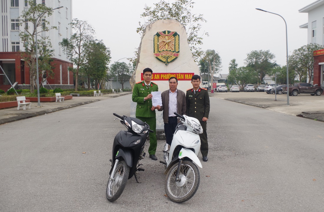 Đại diện Hội đồng mục vụ Giáo xứ Dị Lệ viết thư cảm ơn Công an phường Tân Mai