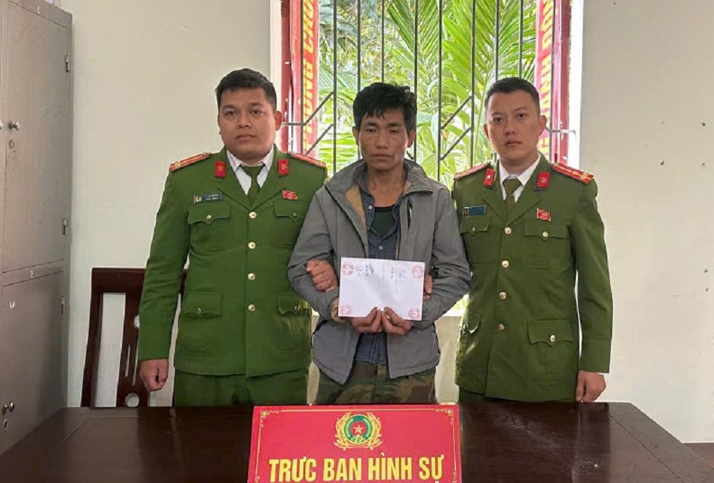 Đối tượng Kha Văn Phôm cùng tang vật tại Cơ quan Công an