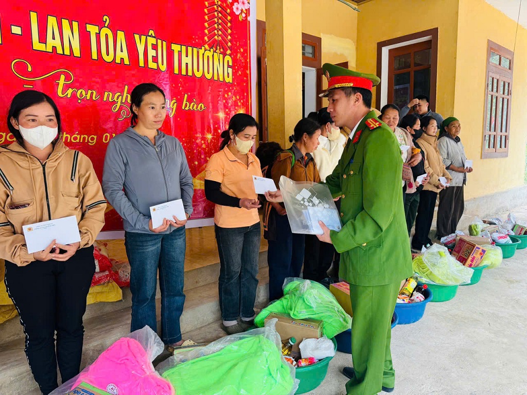 Công an xã Mường Xén trao quà tặng người dân 03 bản Huồi Giảng 1, Huồi Giảng 2, Huồi Giảng 3
