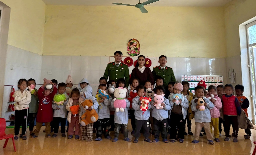 Công an xã Mường Xén trao quà tặng thầy cô giáo và học sinh 03 điểm trường vùng cao