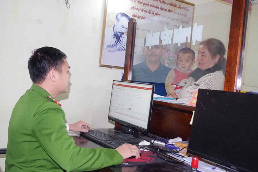 Cán bộ Công an xã Nậm Cắn giải quyết thủ tục hành chính cho người dân tại Bộ phận một cửa