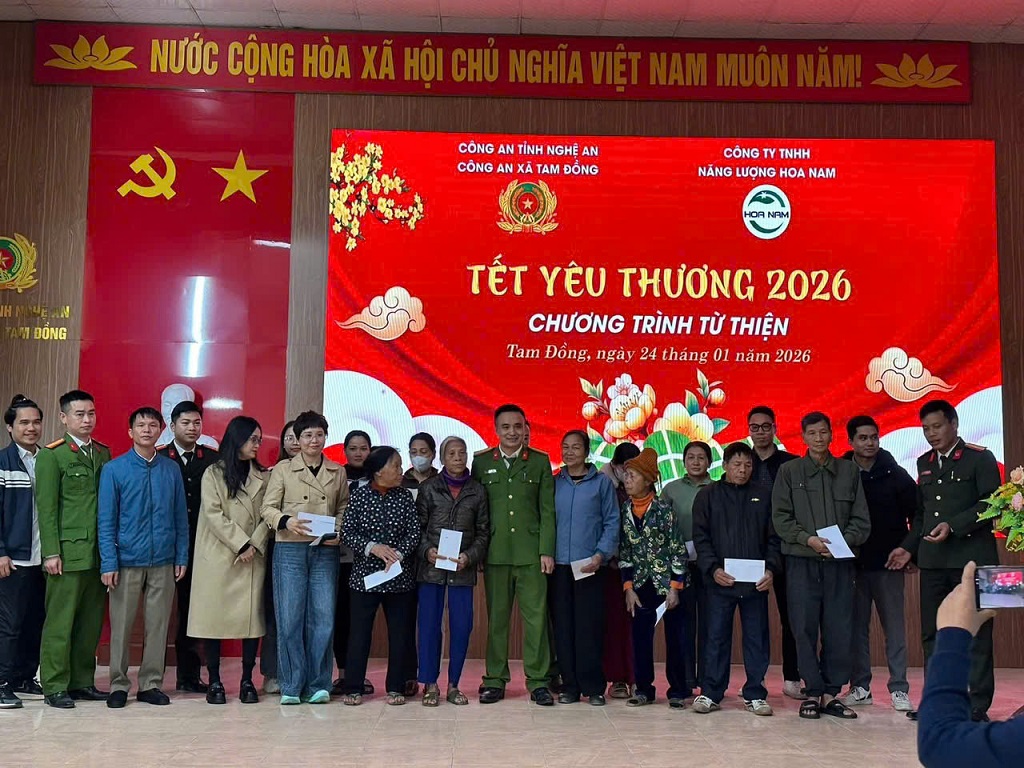 Công an xã Tam Đồng phối hợp tặng quà hộ dân có hoàn cảnh đặc biệt khó khăn tại 03 xóm Mỹ Hương, Mỹ Tiến, Mỹ Lương