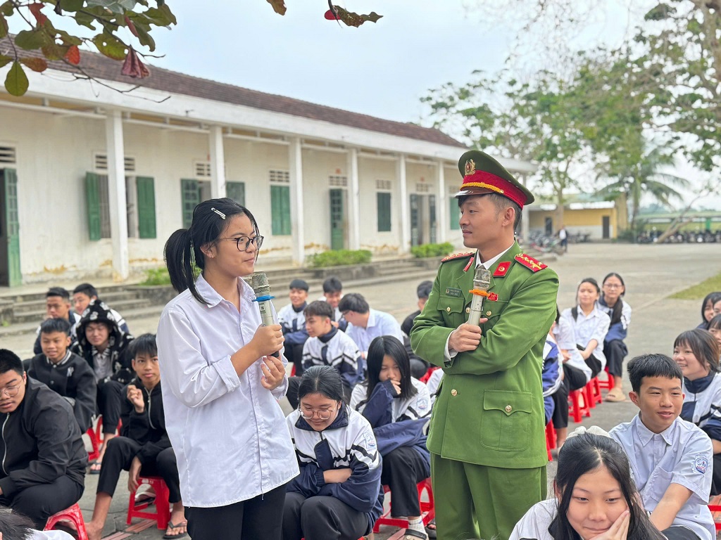 Công an xã Xuân Lâm tuyên truyền với hình thức trực quan, dễ hiểu, dễ nhớ 