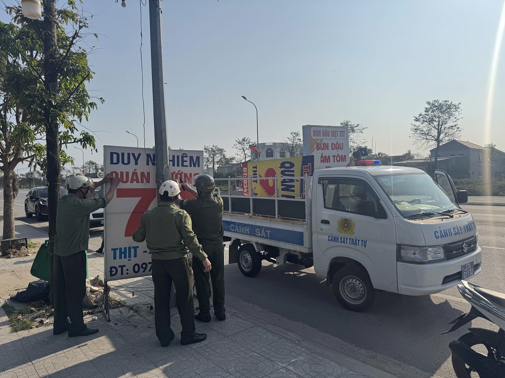  Lực lượng chức năng ra quân giải tỏa vi phạm, chống tái lấn chiếm hành lang ATGT