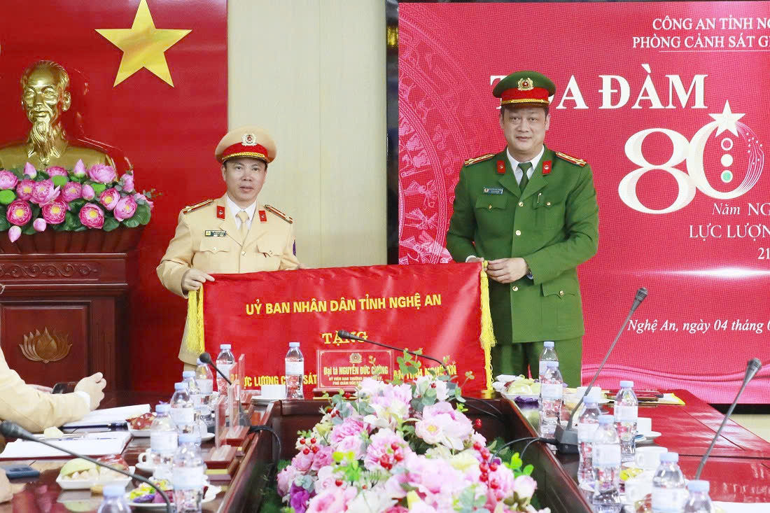 Đồng chí Đại tá Nguyễn Đức Cường, Ủy viên Ban Thường vụ Đảng ủy, Phó Giám đốc Công an tỉnh trao bức trướng của UBND tỉnh tặng Phòng CSGT