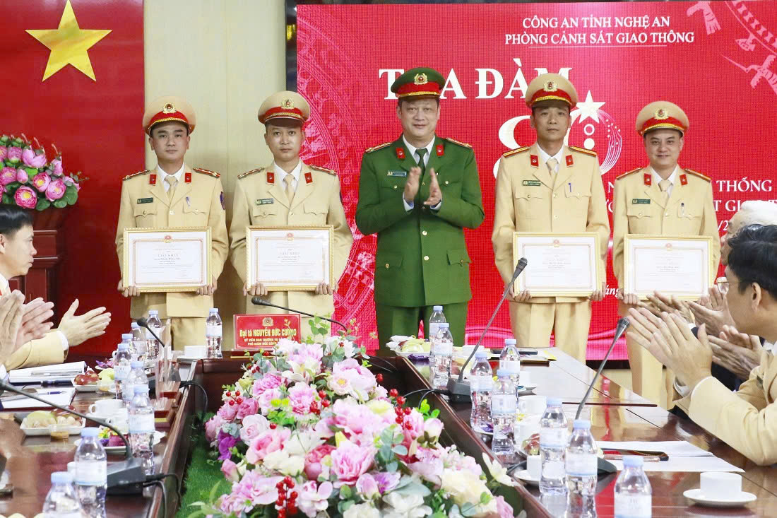 Đồng chí Đại tá Nguyễn Đức Cường, Ủy viên Ban Thường vụ Đảng ủy, Phó Giám đốc Công an tỉnh trao Giấy khen của Giám đốc Công an tỉnh tặng cá nhân có thành tích xuất sắc