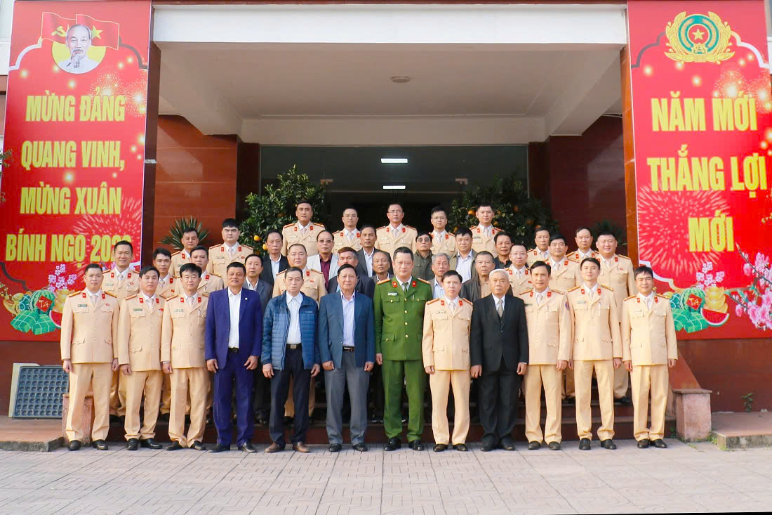 Đại biểu chụp ảnh lưu niệm