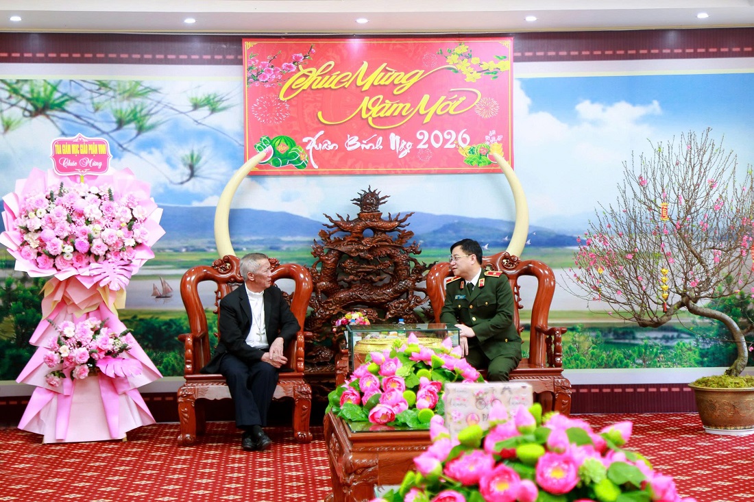 Đức Giám mục Anphong Nguyễn Hữu Long gửi lời chúc mừng năm mới tới lãnh đạo, cán bộ, chiến sĩ Công an tỉnh Nghệ An