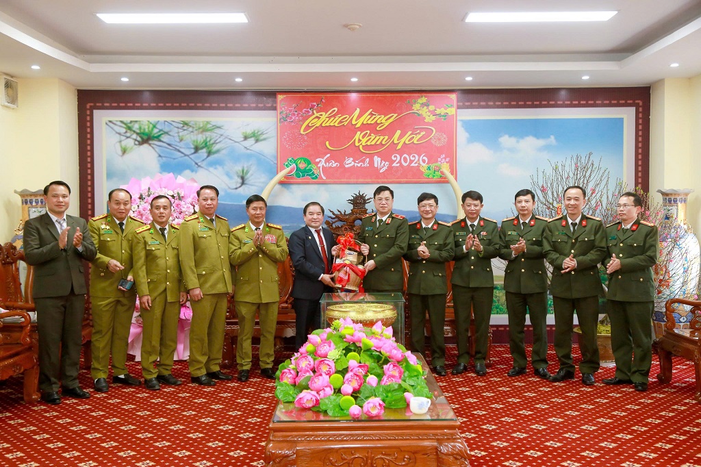 Đoàn đại biểu tỉnh Xiêng Khoảng chúc Tết và tặng quà Công an tỉnh Nghệ An 