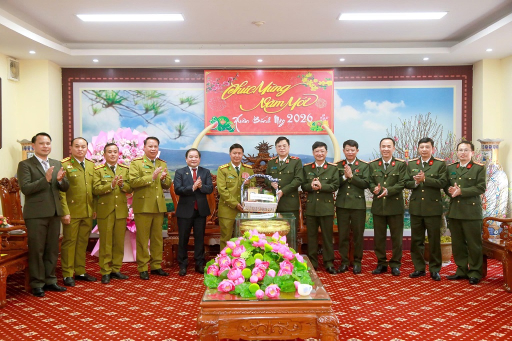 Đồng chí Khăm Phon Năn Thạ Vông, Phó Giám đốc Công an tỉnh Xiêng Khoảng tặng quà Công an tỉnh Nghệ An