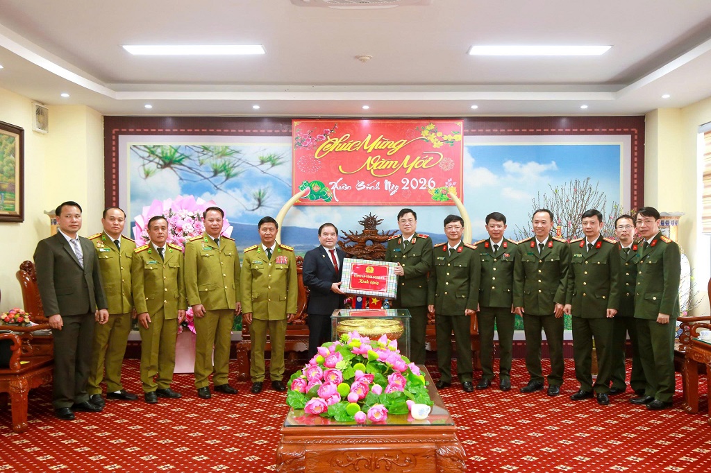 Đồng chí Thiếu tướng Đinh Việt Dũng, Giám đốc Công an tỉnh Nghệ An cảm ơn và tặng quà đại biểu tỉnh Xiêng Khoảng