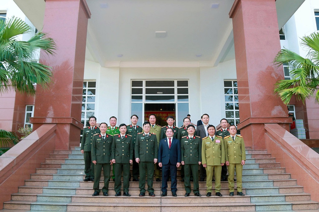   Đại biểu tỉnh Xiêng Khoảng và Công an tỉnh Nghệ An chụp ảnh lưu niệm