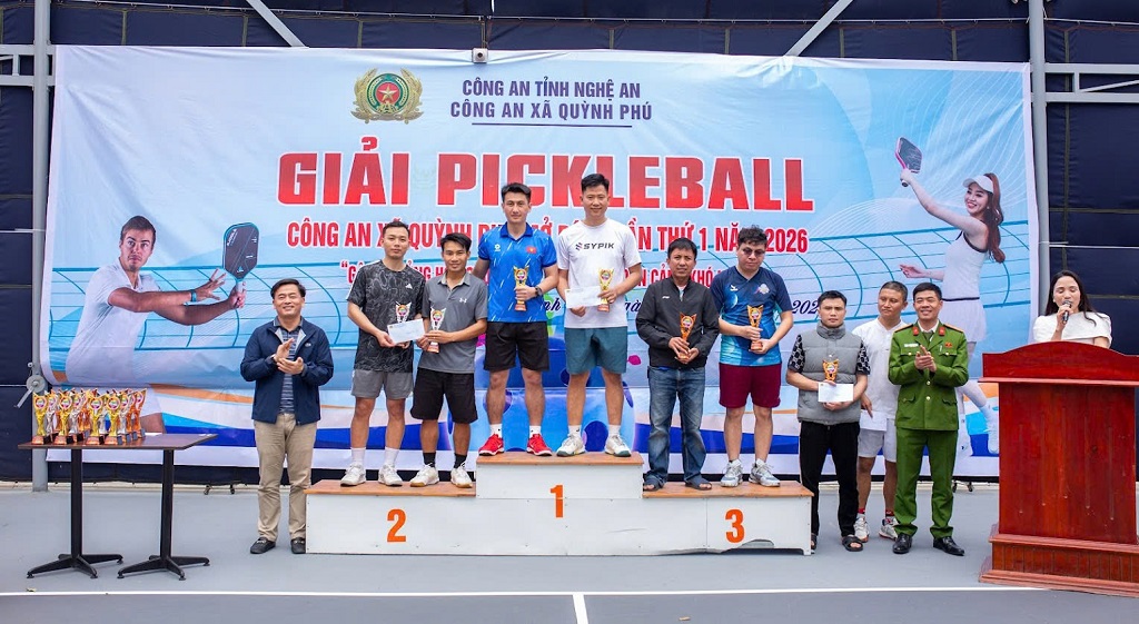 Ban tổ chức trao giải cá nhân đạt thành tích