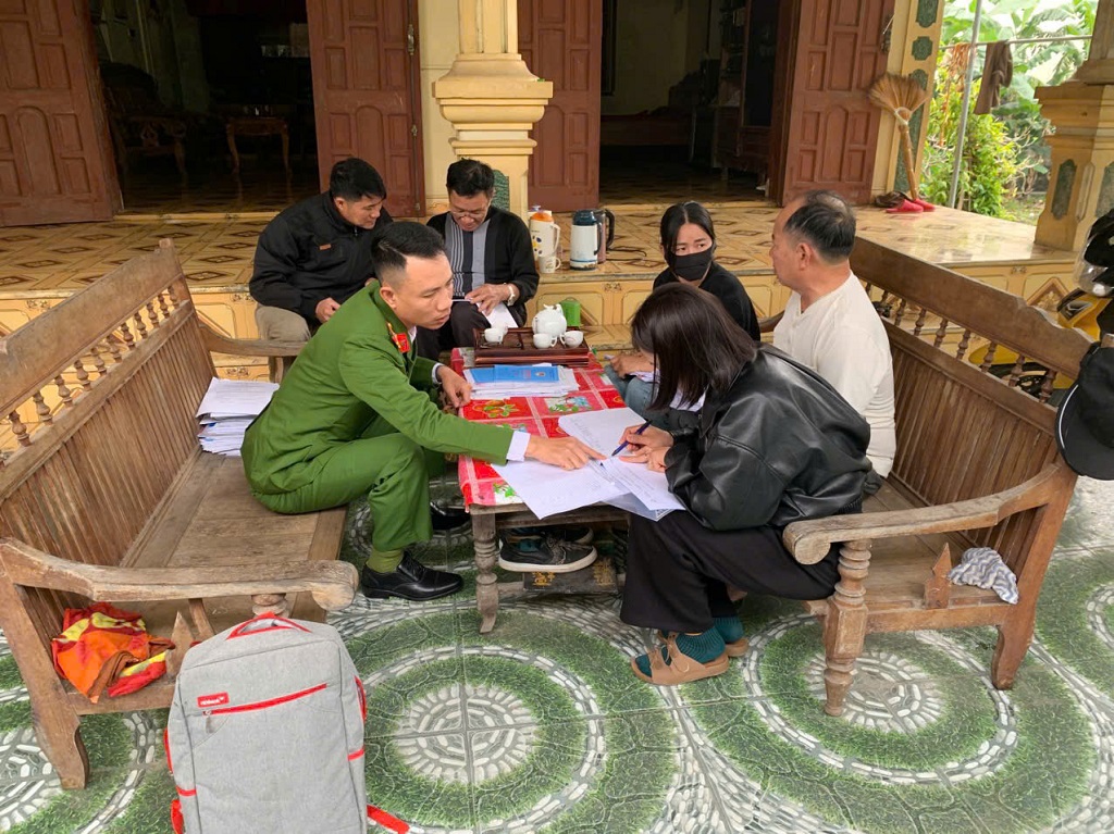 Công an xã xuống tận cơ sở rà soát dữ liệu