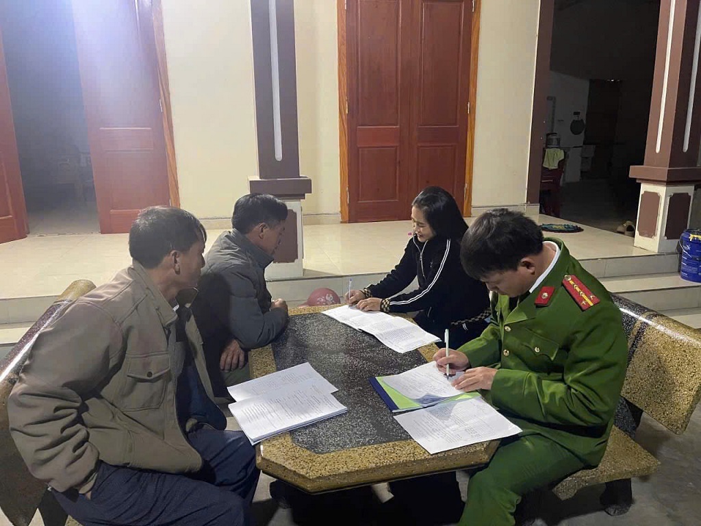 Công an xã tổng kiểm tra, rà soát dữ liệu cư trú