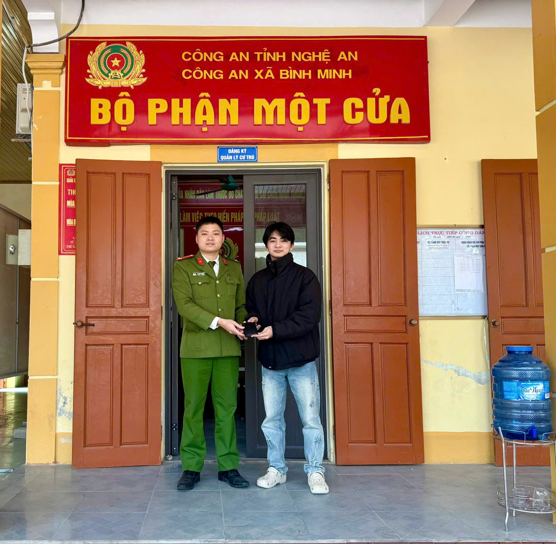 Công an xã trao trả tài sản đến người dân