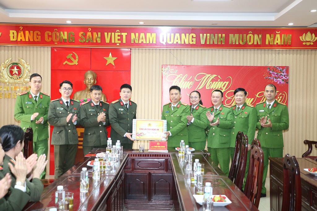 Chúc Tết cán bộ, chiến sĩ Công an xã Đô Lương