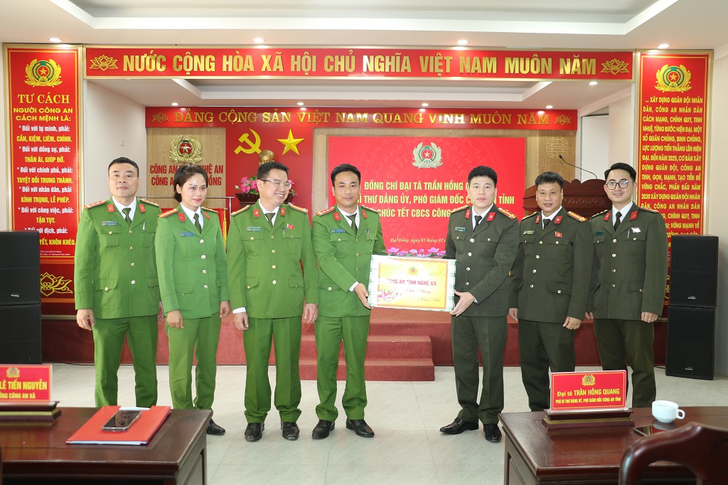 Chúc Tết cán bộ, chiến sĩ Công an xã Đại Đồng