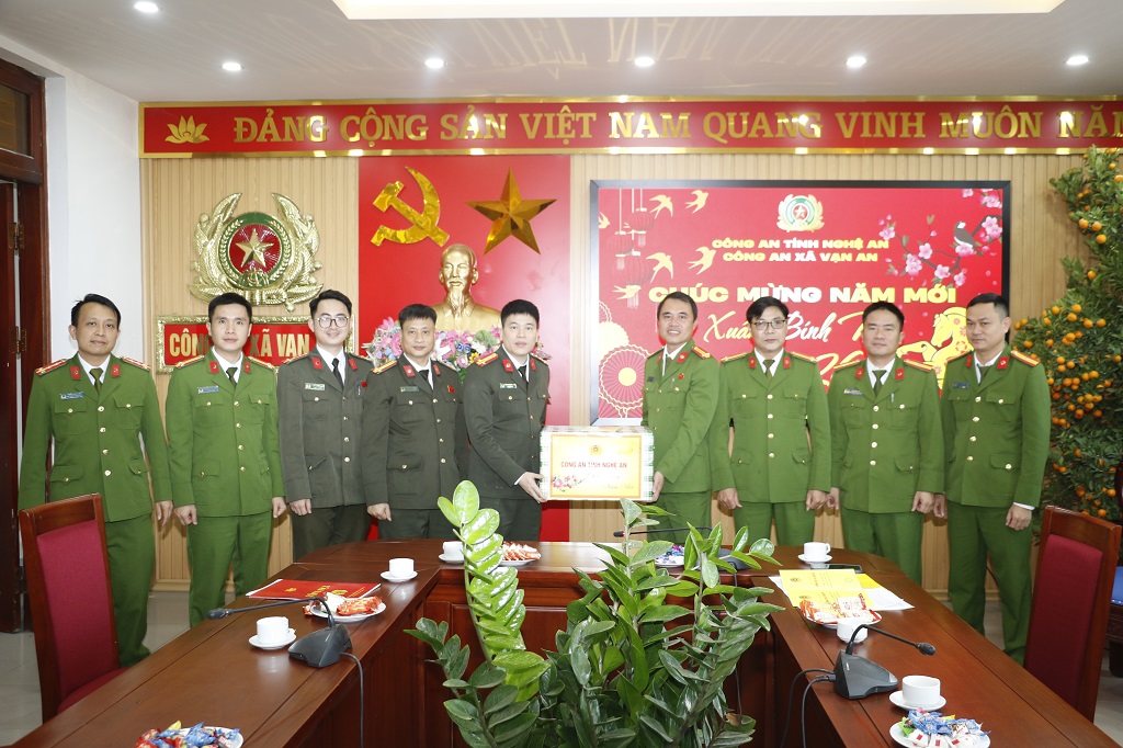 Chúc Tết cán bộ, chiến sĩ Công an xã Vạn An