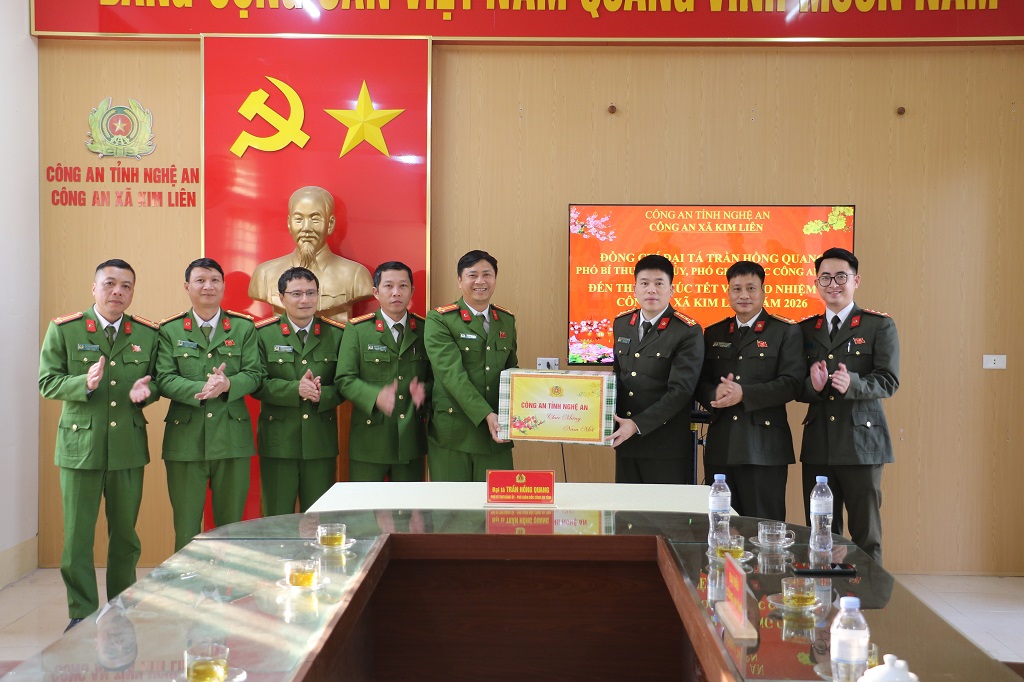Chúc Tết cán bộ, chiến sĩ Công an xã Kim Liên