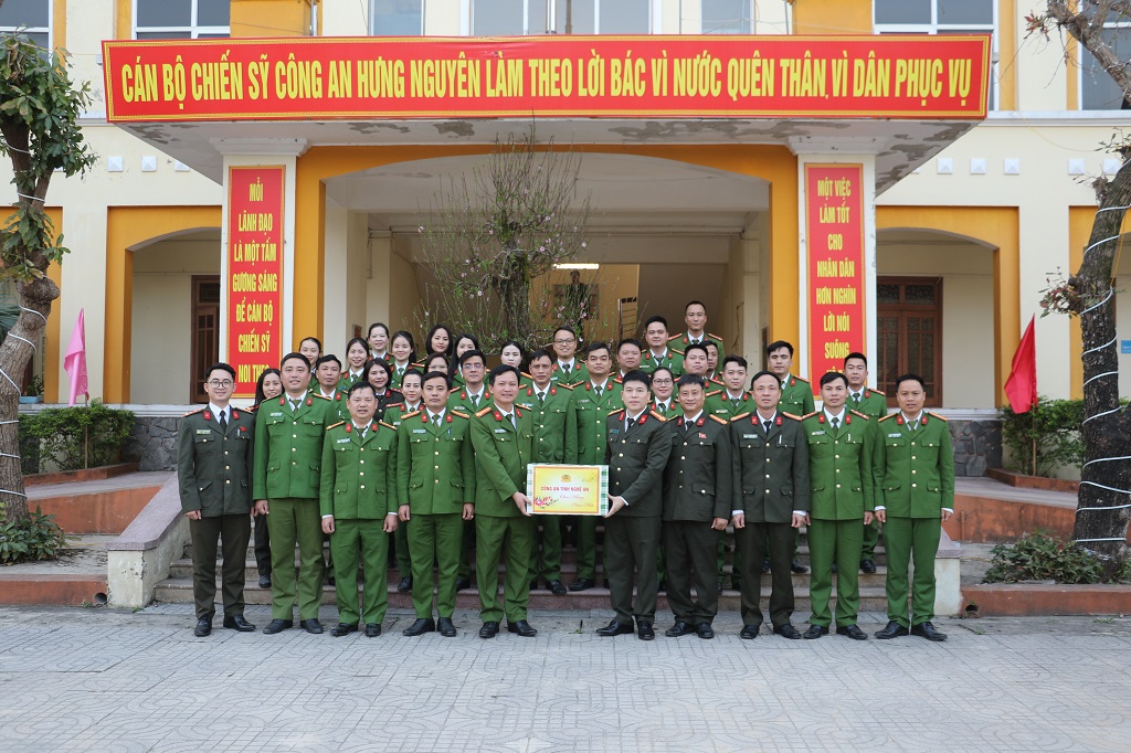 Chúc Tết cán bộ, chiến sĩ Công an xã Hưng Nguyên