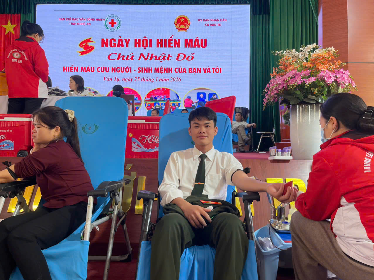 Công an xã nhiệt tình tham gia hiến máu