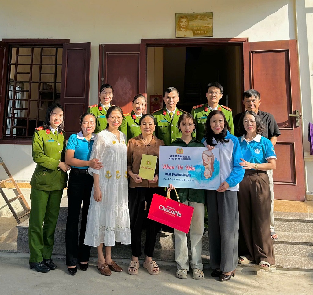 Công an xã nhận đỡ đầu trẻ em có hoàn cảnh khó khăn