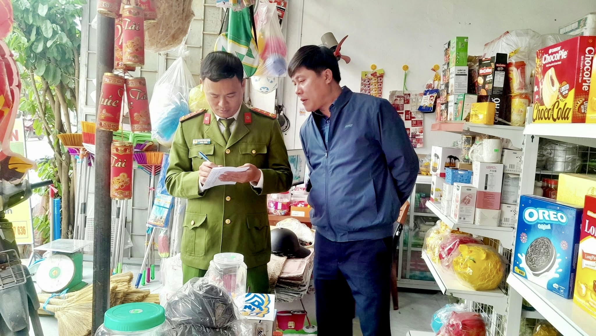 Công an xã kiểm tra tại cửa hàng, cơ sở kinh doanh