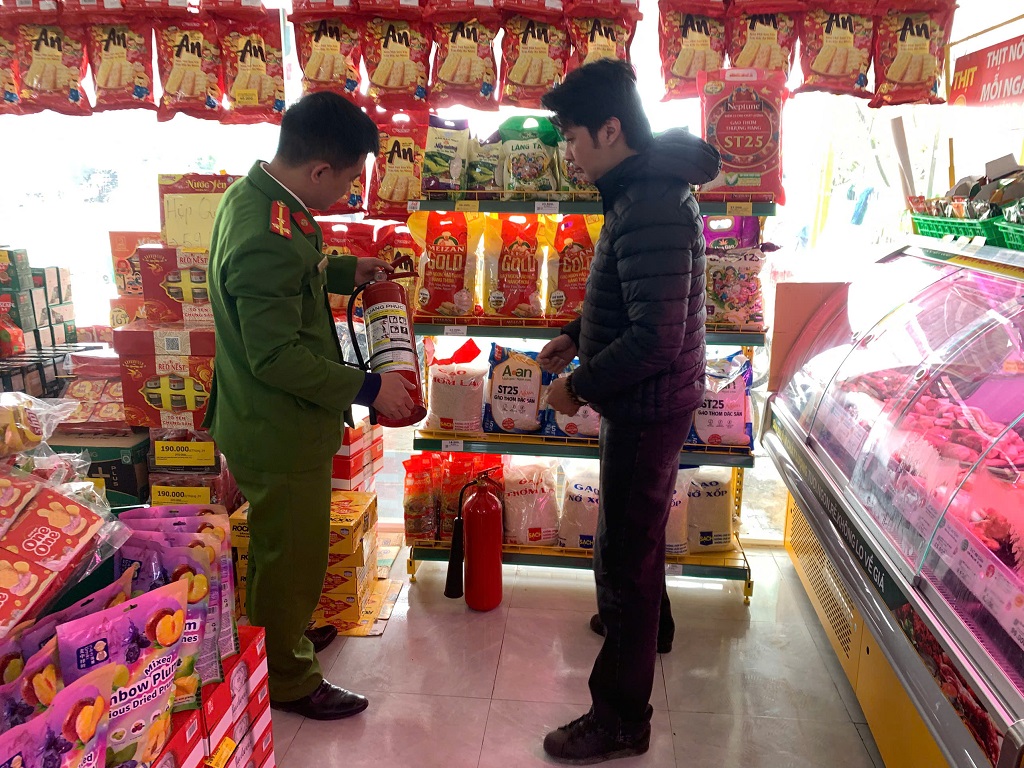 Công an xã kiểm tra PCCC cơ sở kinh doanh