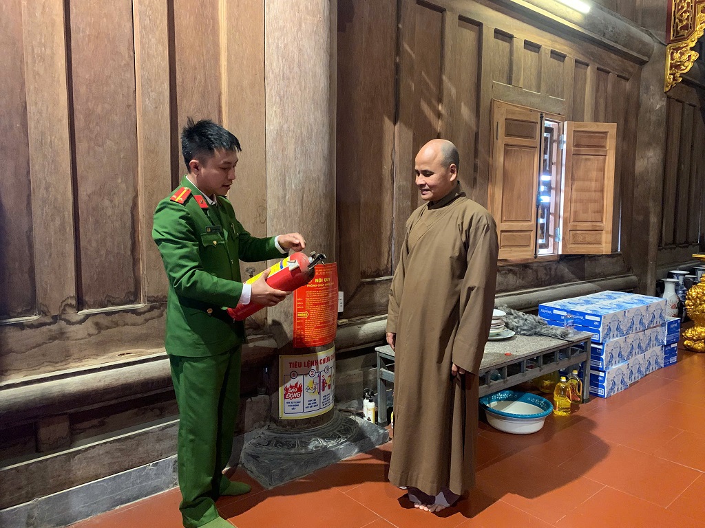 Công an xã kiểm tra PCCC cơ sở tôn giáo