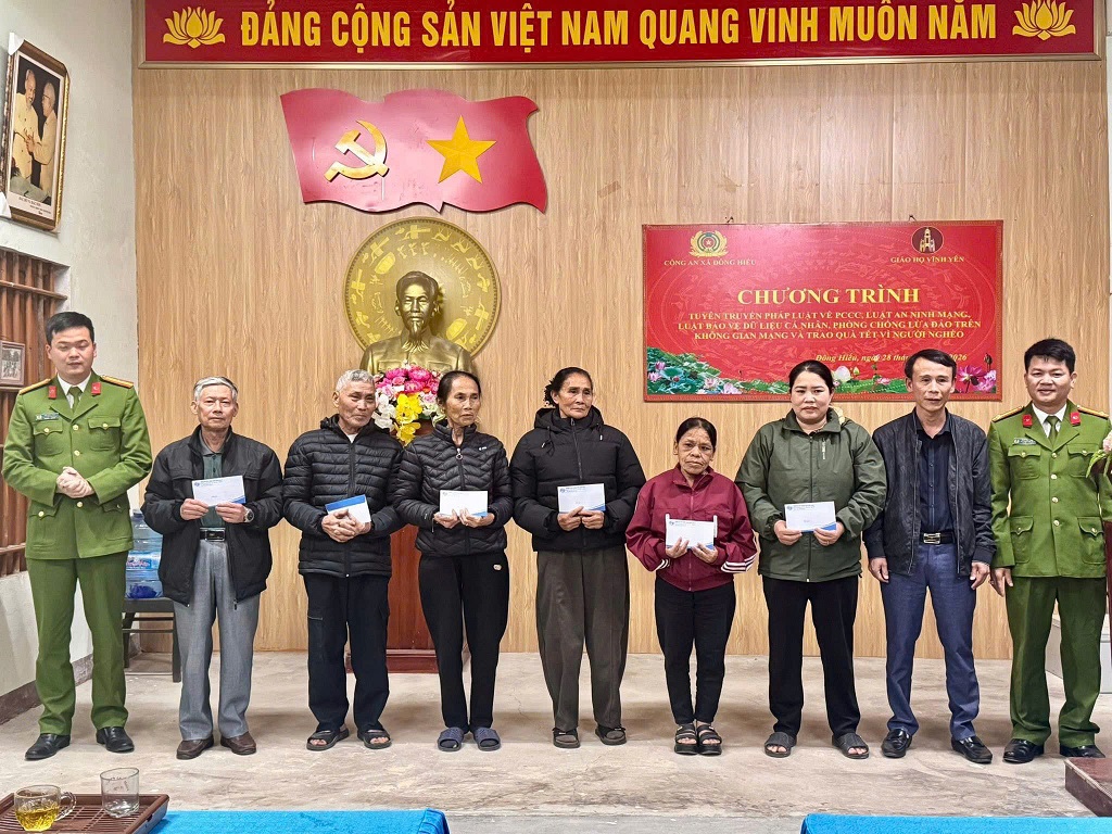 Tặng quà hộ giáo dân có hoàn cảnh khó khăn