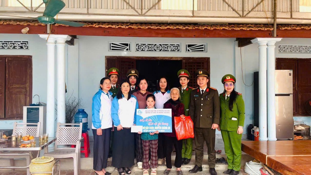 Chi hội Phụ nữ Công an phường Thái Hòa nhận đỡ đầu cháu Nguyễn Khánh An