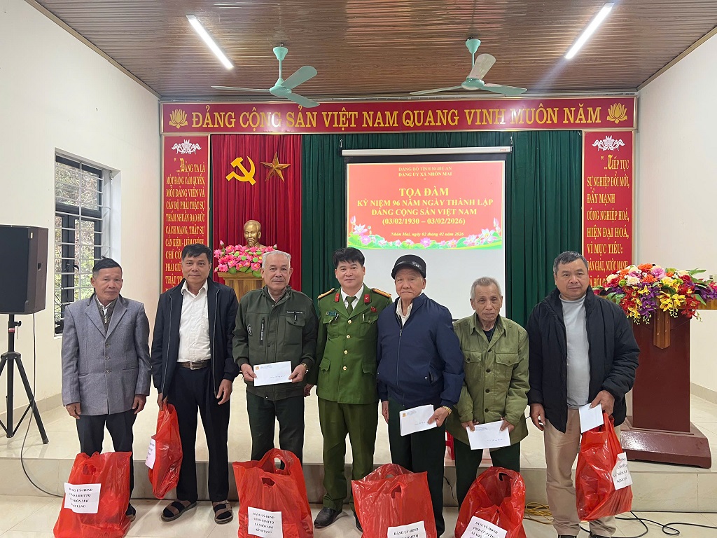 Tặng quà tri ân nguyên lãnh đạo xã, người có uy tín và đảng viên từ 50 năm tuổi Đảng trở lên