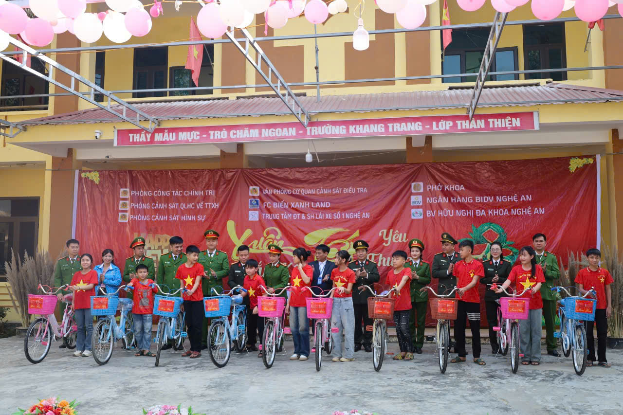 Đoàn công tác trao tặng 20 xe đạp tới học sinh có hoàn cảnh khó khăn tại Trường Phổ thông dân tộc bán trú trung học cơ sở Yên Thắng 