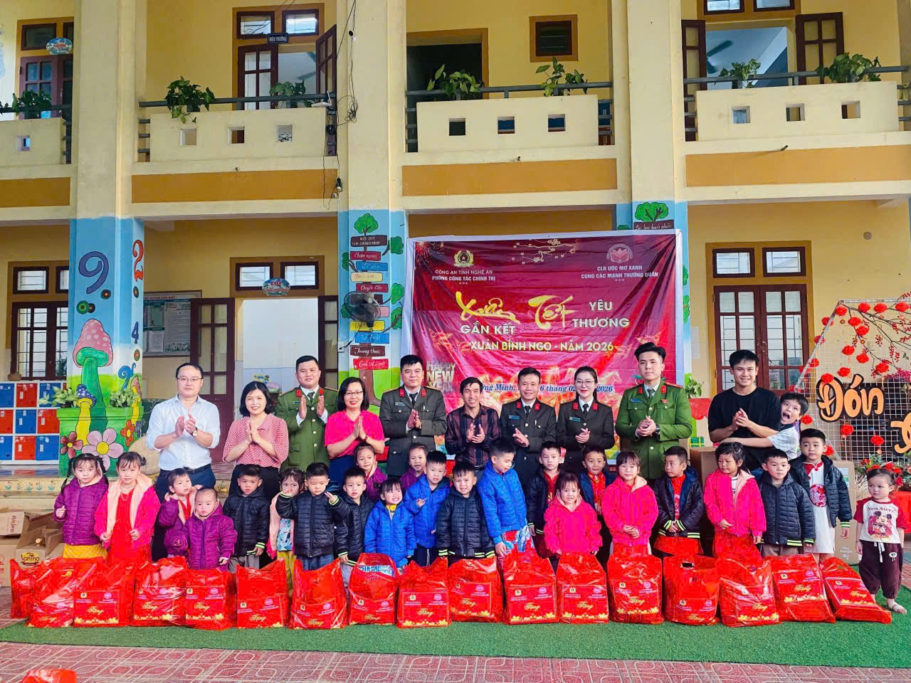 Đoàn thiện nguyện trao tặng quà Tết cho các em học sinh Trường Mầm non và Trường Tiểu học Lượng Minh