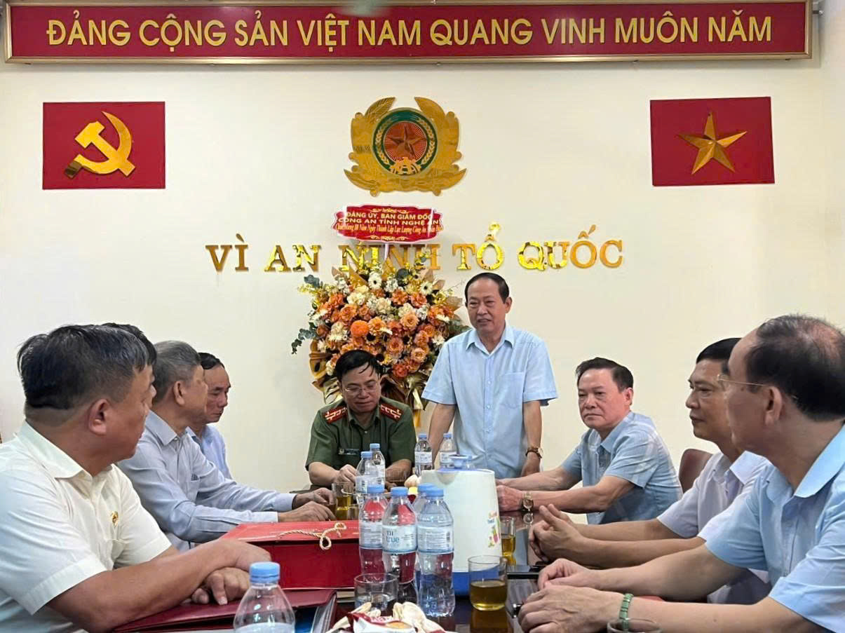 Đồng chí Đại tá Nguyễn Tiến Dần - UVBCH Hội Cựu CAND Việt Nam, Chủ tịch Hội Cựu Công an tỉnh Nghệ An báo cáo tình hình kết quả hoạt động của Hội Cựu Công an Nghệ An với đồng chí Giám đốc Công an tỉnh 