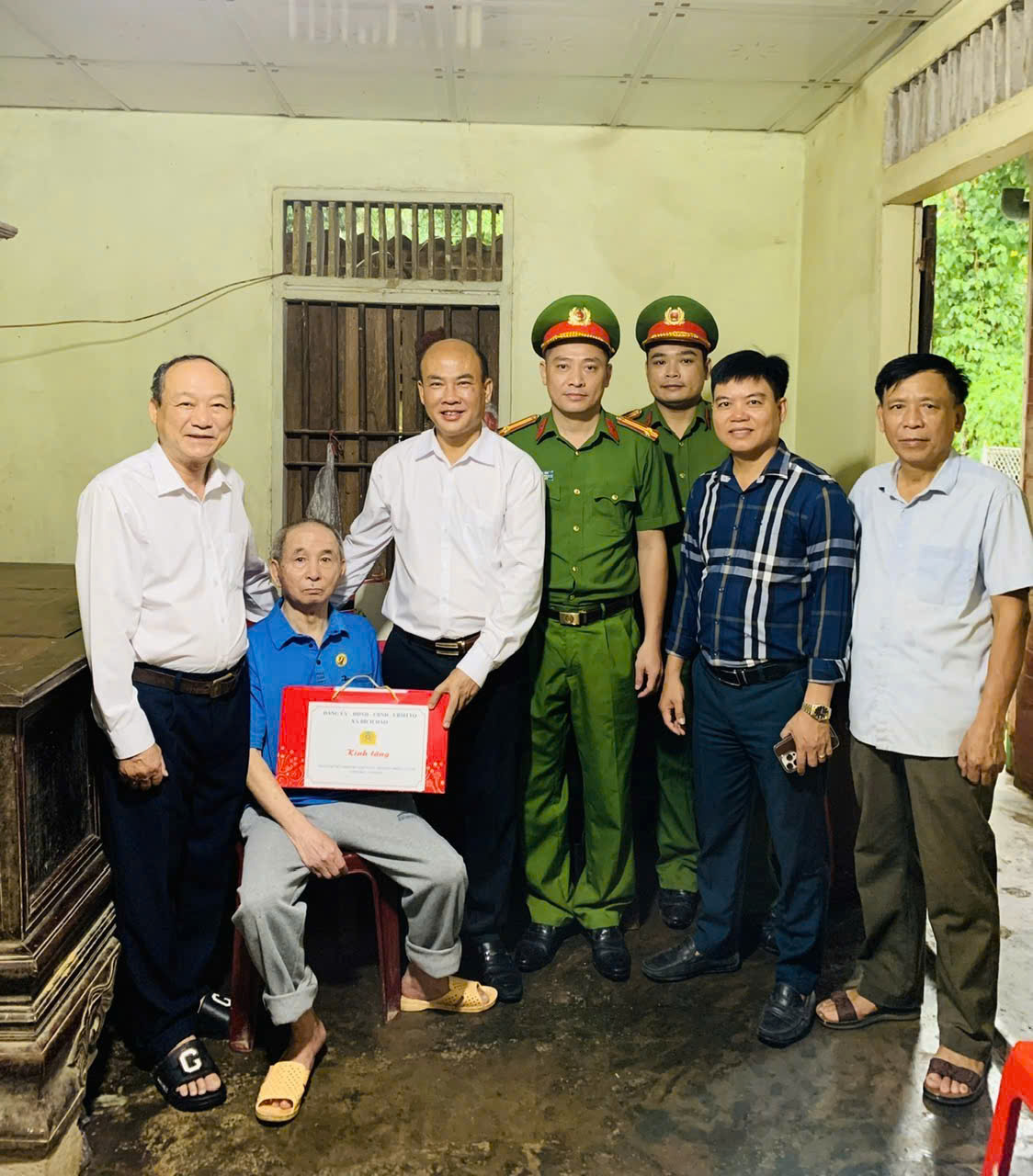 Chi hội Cựu CAND và Công an xã Bích Hào tặng quà hội viên