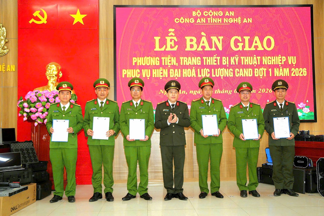 Đồng chí Đại tá Trần Hồng Quang, Phó Bí thư Đảng ủy, Phó Giám đốc Công an tỉnh bàn giao Quyết định cho các đơn vị