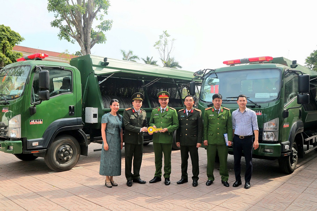 Đồng chí Đại tá Trần Hồng Quang, Phó Bí thư Đảng ủy, Phó Giám đốc Công an tỉnh trao 02 xe rải dây thép gai cho Phòng Cảnh sát cơ động