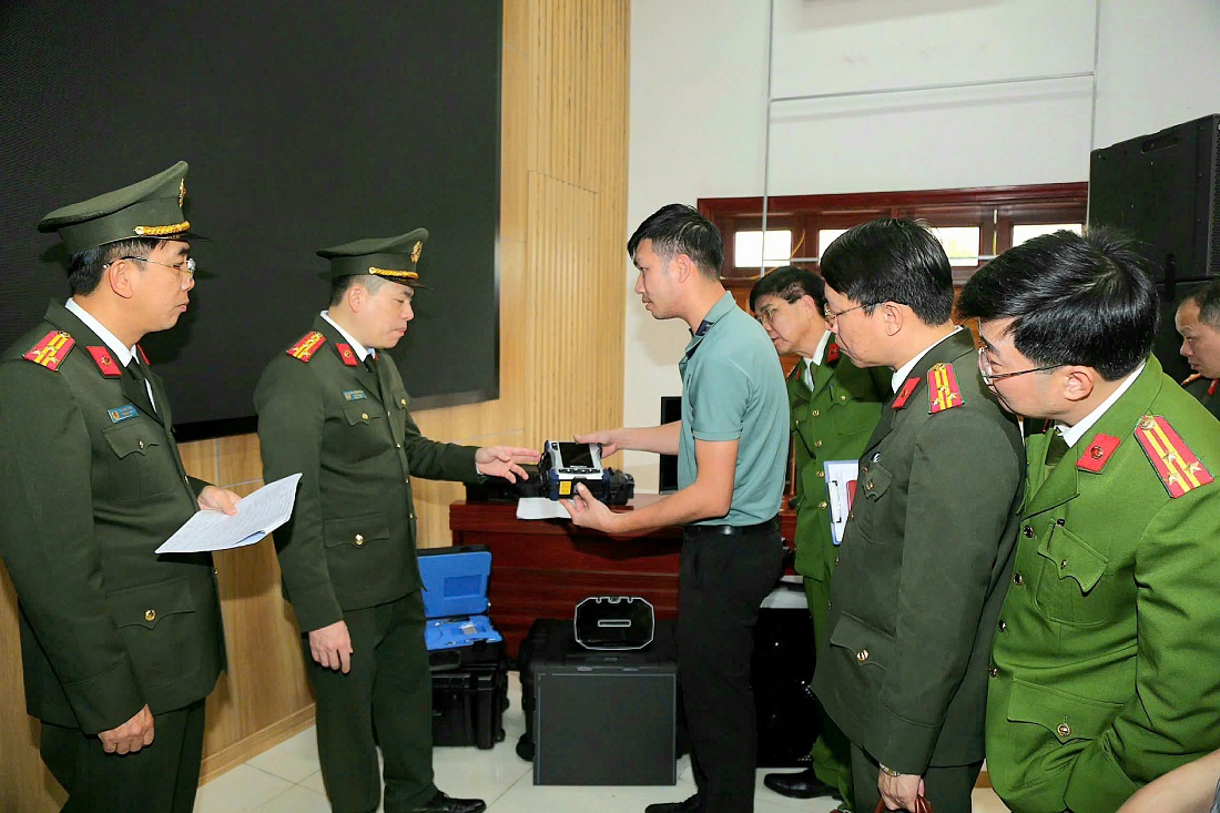 Đồng chí Đại tá Trần Hồng Quang, Phó Bí thư Đảng ủy, Phó Giám đốc Công an tỉnh cùng đại diện Phòng chức năng kiểm tra thiết bị được bàn giao