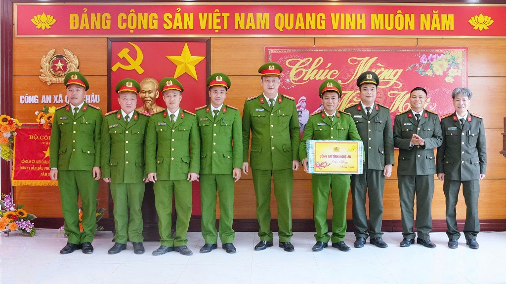 Đồng chí Đại tá Nguyễn Đức Cường, Ủy viên Ban Thường vụ Đảng ủy, Phó Giám đốc Công an tỉnh tặng quà, động viên Công an xã Quỳ Châu
