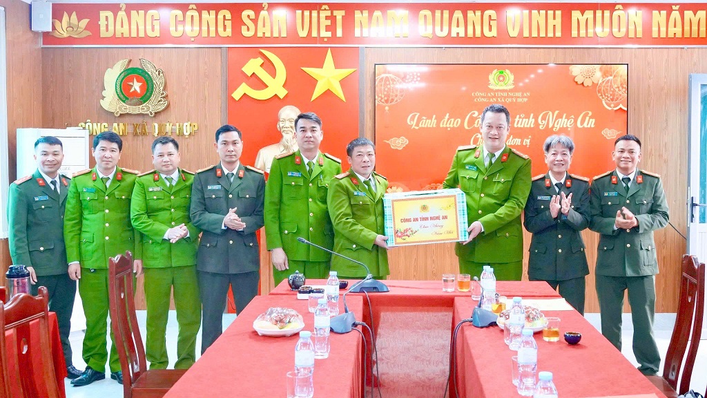 Đồng chí Đại tá Nguyễn Đức Cường, Ủy viên Ban Thường vụ Đảng ủy, Phó Giám đốc Công an tỉnh tặng quà, động viên Công an xã Quỳ Hợp