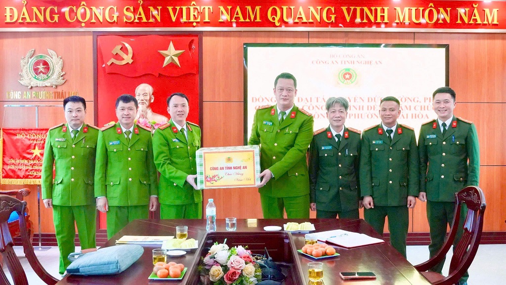 Đồng chí Đại tá Nguyễn Đức Cường, Ủy viên Ban Thường vụ Đảng ủy, Phó Giám đốc Công an tỉnh tặng quà, động viên Công an phường Thái Hòa