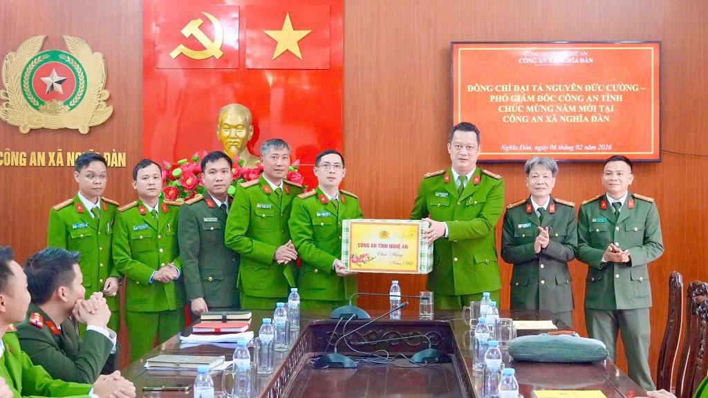 Đồng chí Đại tá Nguyễn Đức Cường, Ủy viên Ban Thường vụ Đảng ủy, Phó Giám đốc Công an tỉnh tặng quà, động viên Công an xã Nghĩa Đàn