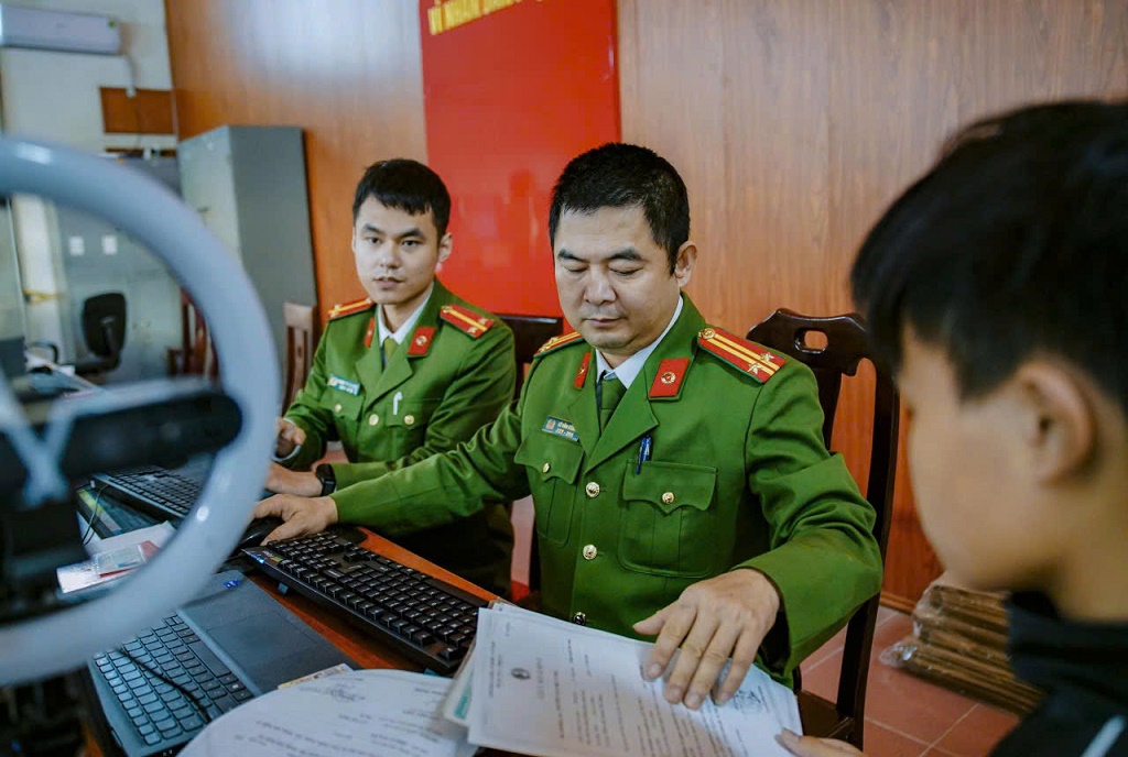 Một số hình ảnh làm thủ tục cấp căn cước tại trụ sở Công an xã