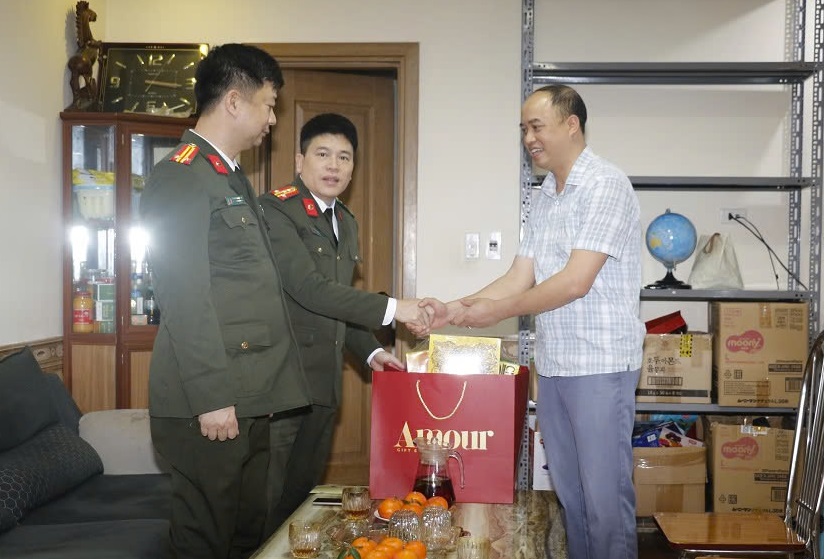 Thăm, tặng quà gia đình đồng chí Thượng tá Mai Đức Quân, Trưởng Công an xã Phúc Lộc