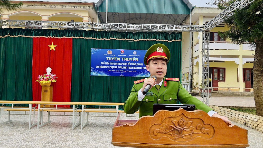 Công an xã tổ chức tuyên truyền