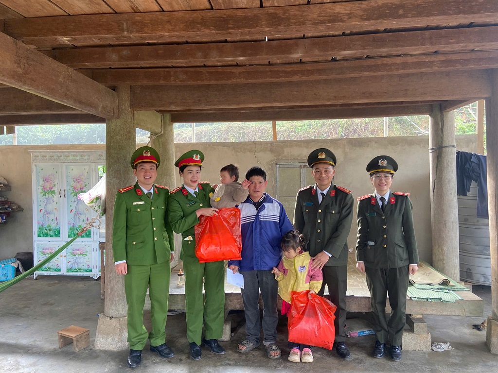 Công an xã trao quà đến em nuôi 